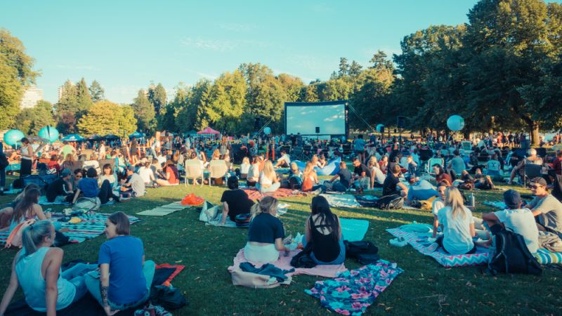 cine-al-aire-libre-en-barcelona,-el-plan-perfecto-para-las-noches-de-verano